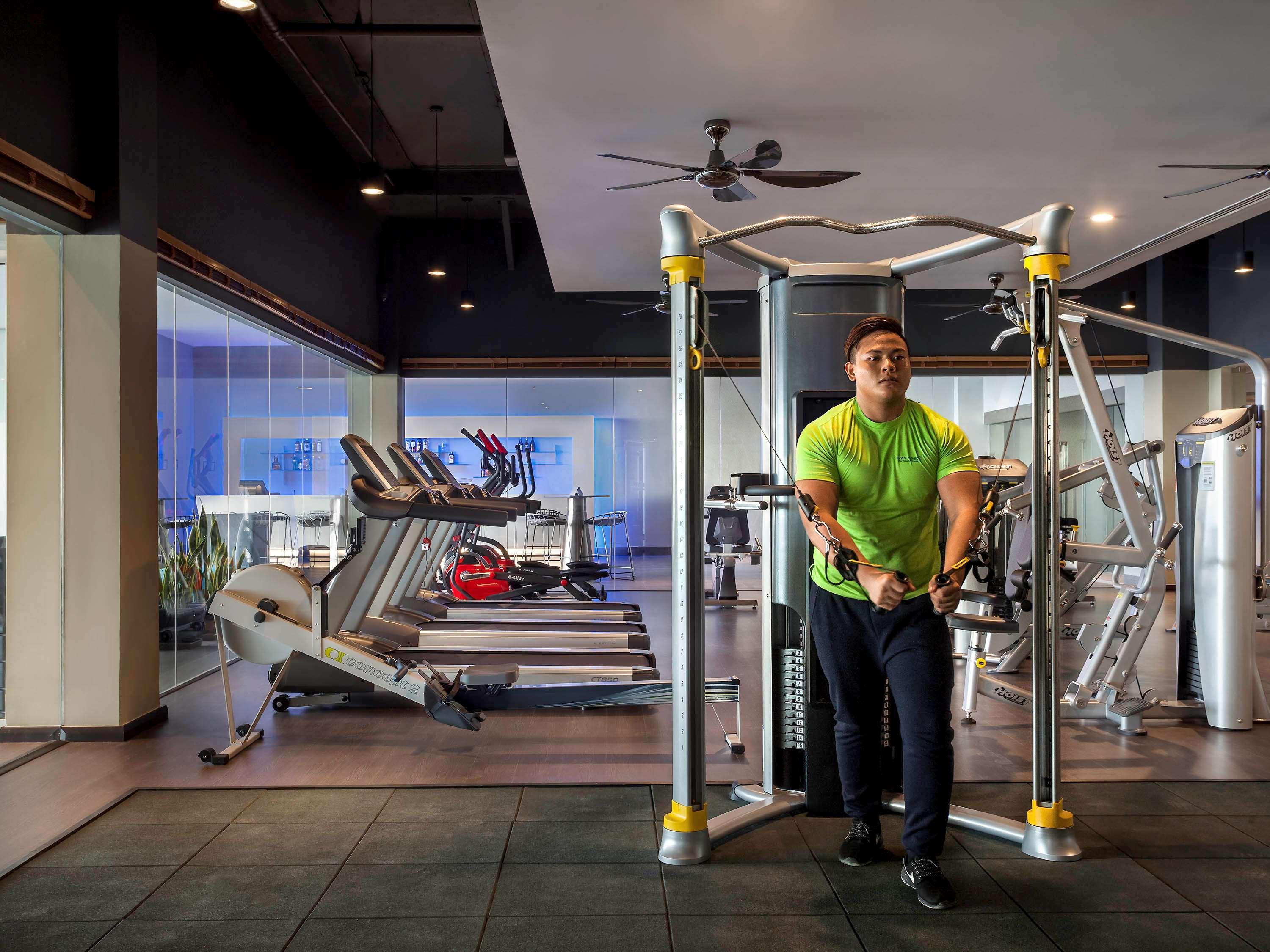 普尔曼美里海滨酒店 米里 外观 照片 A man doing dips on a parallel bar