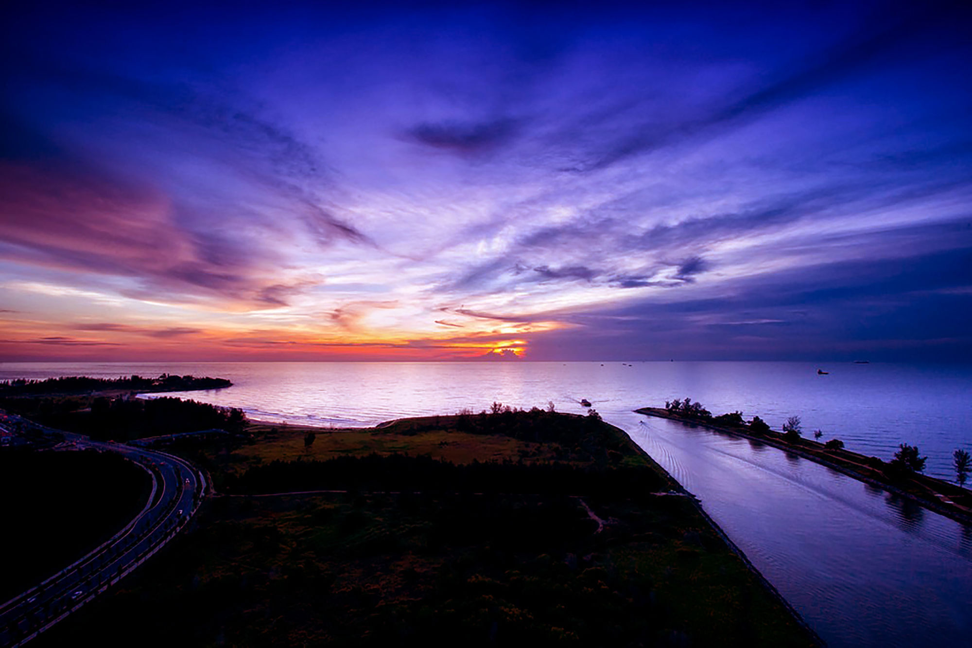 普尔曼美里海滨酒店 米里 外观 照片 Sunset at the mouth of the river